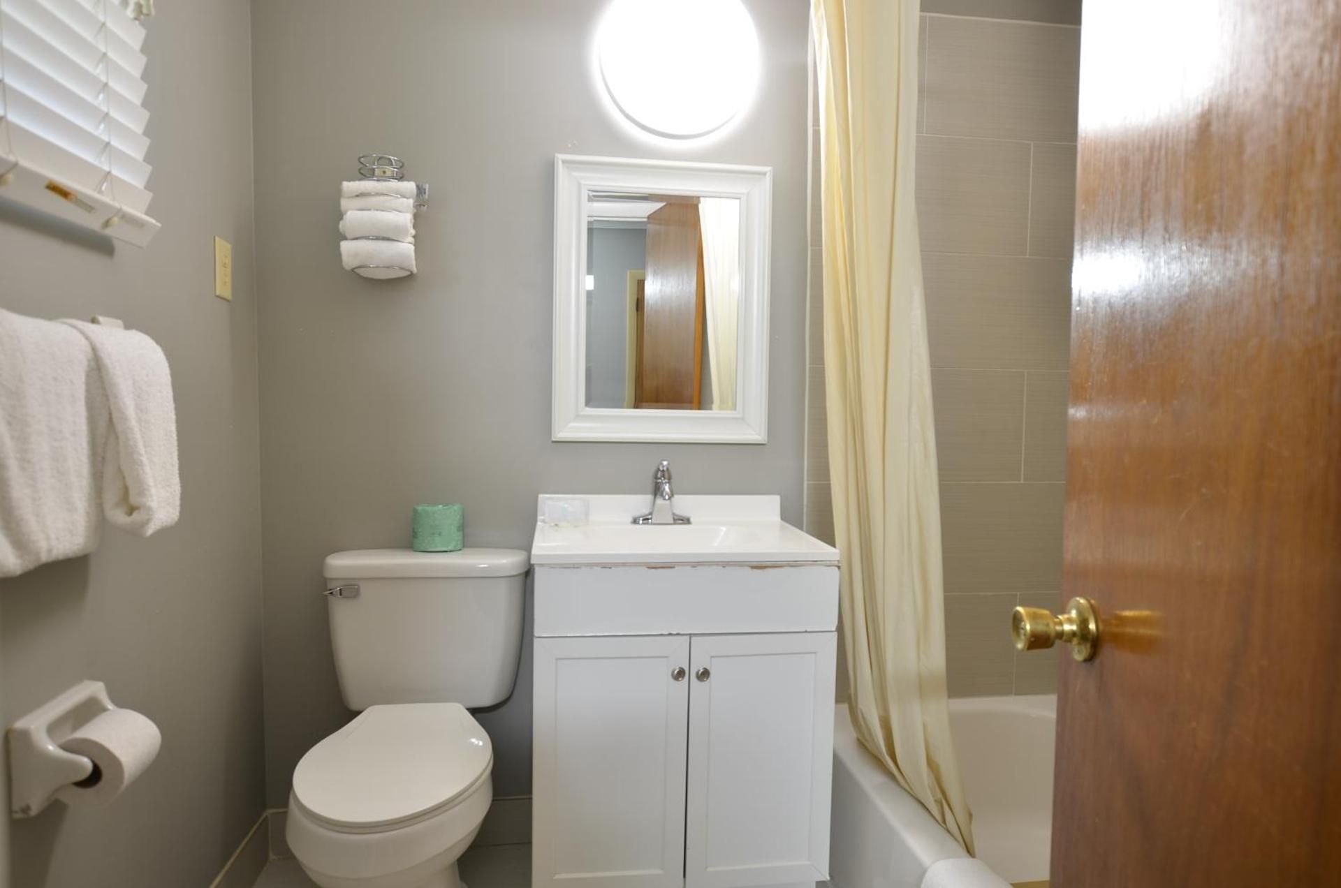 Travelowe's Motel 1 King Bed - Non-Smoking 3