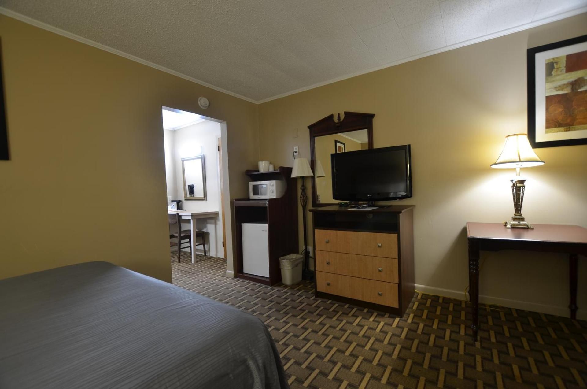 Travelowe's Motel Queen Room 3