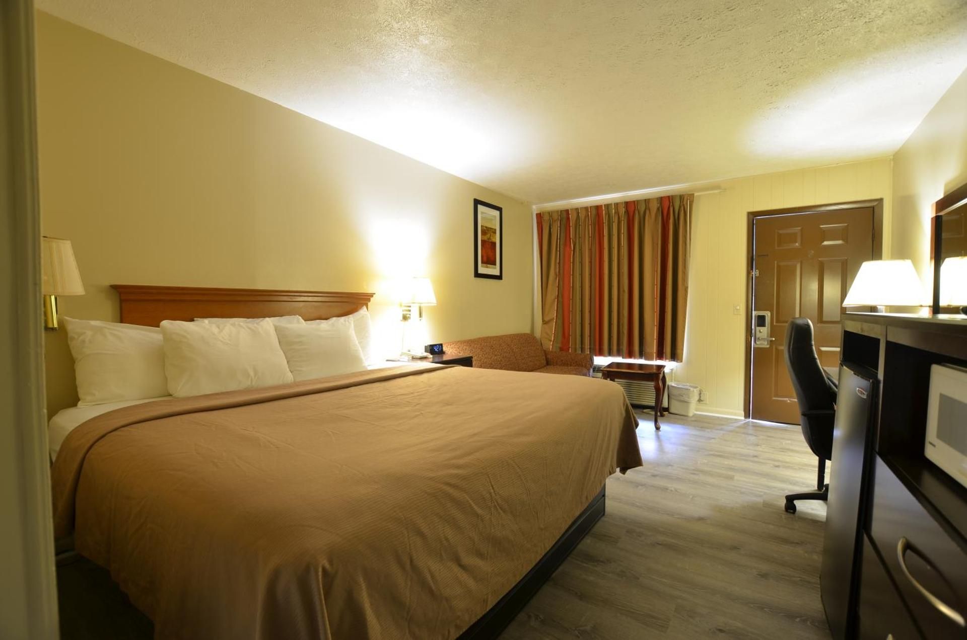 Travelowe's Motel 1 King Bed - Non-Smoking