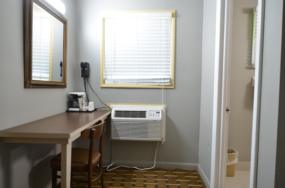 Travelowe's Motel 2 Queen Beds 11