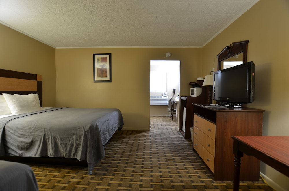 Travelowe's Motel 2 Queen Beds 5