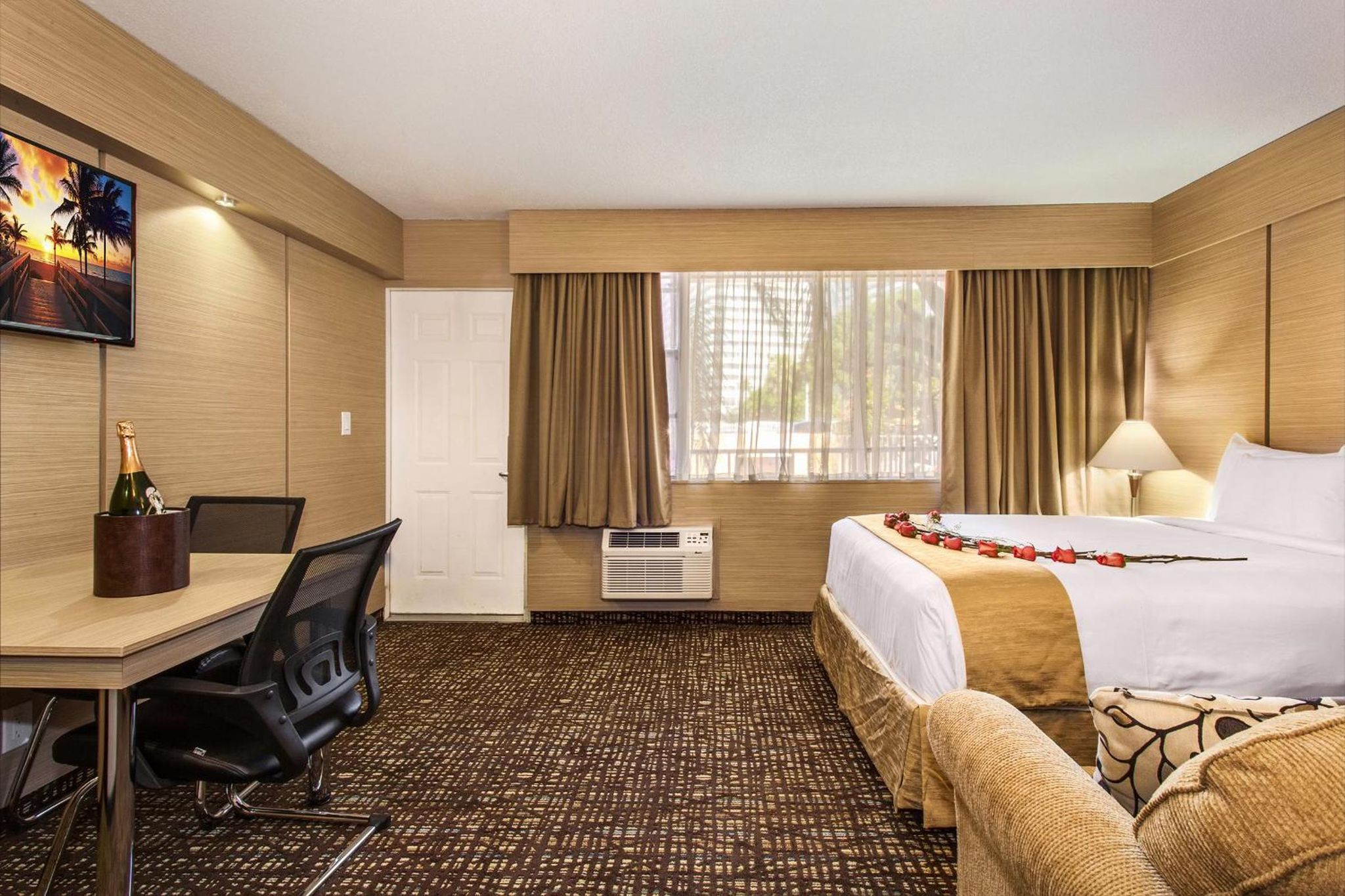 1 BEDROOM, SUITE