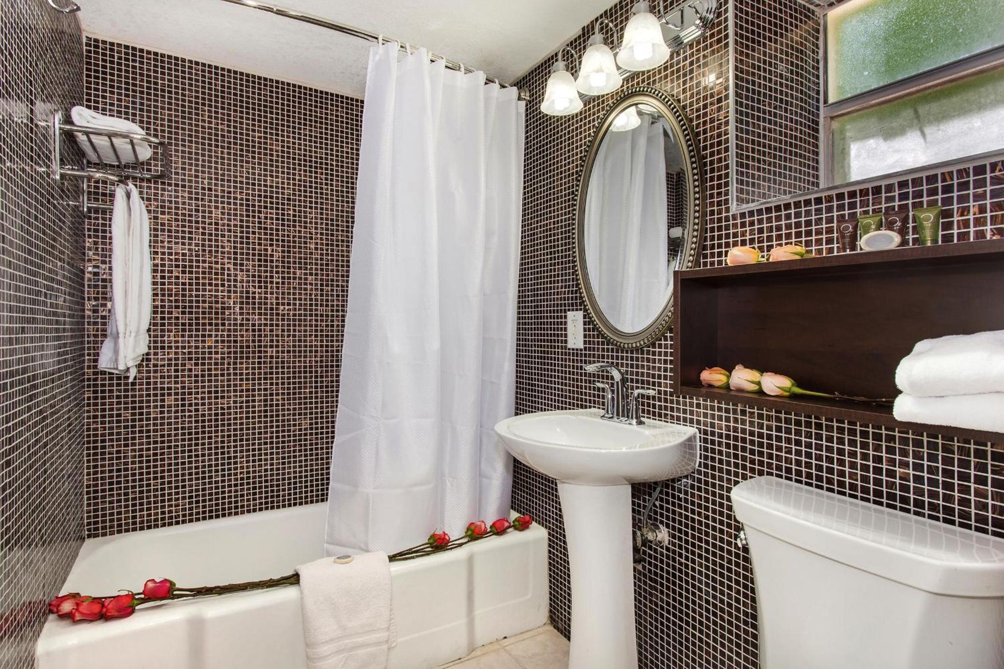 1 BEDROOM, SUITE
