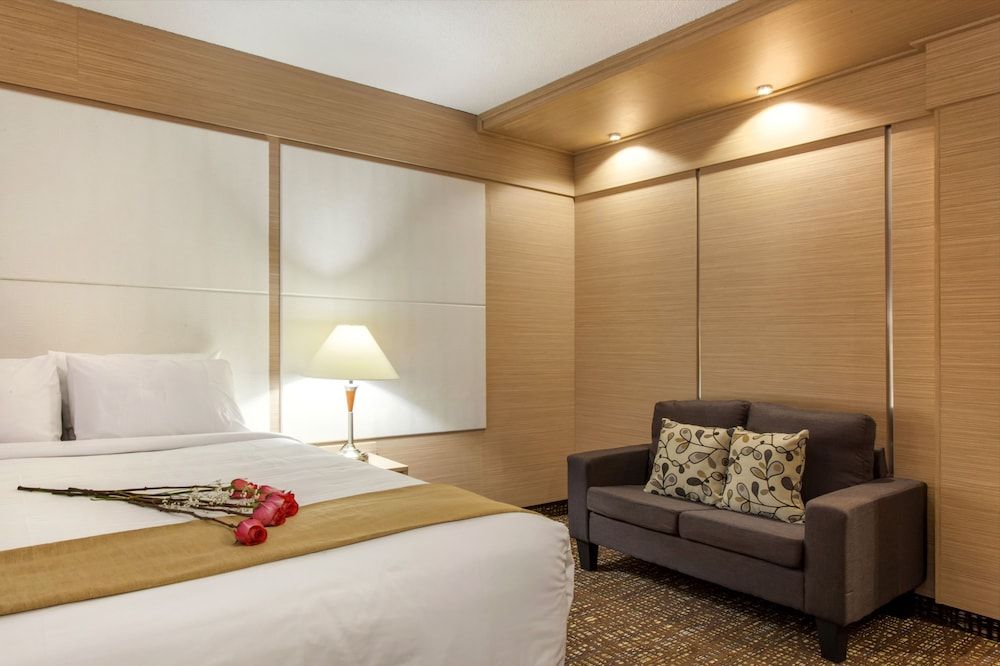 STANDARD, QUEEN BED
