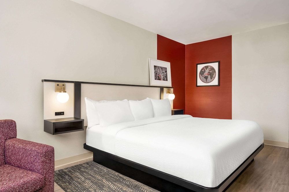 Room, 1 King Bed, Accessible, Non Smoking (Newly Renovated)