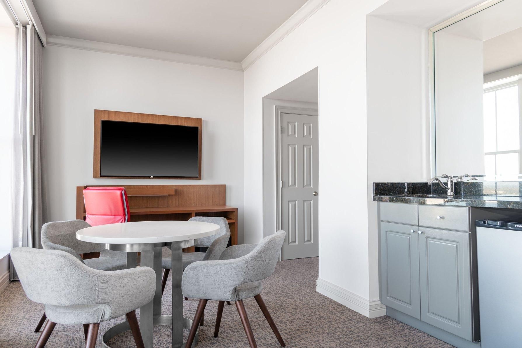 1 Bedroom Suite, 1 King, Sofa bed, City view