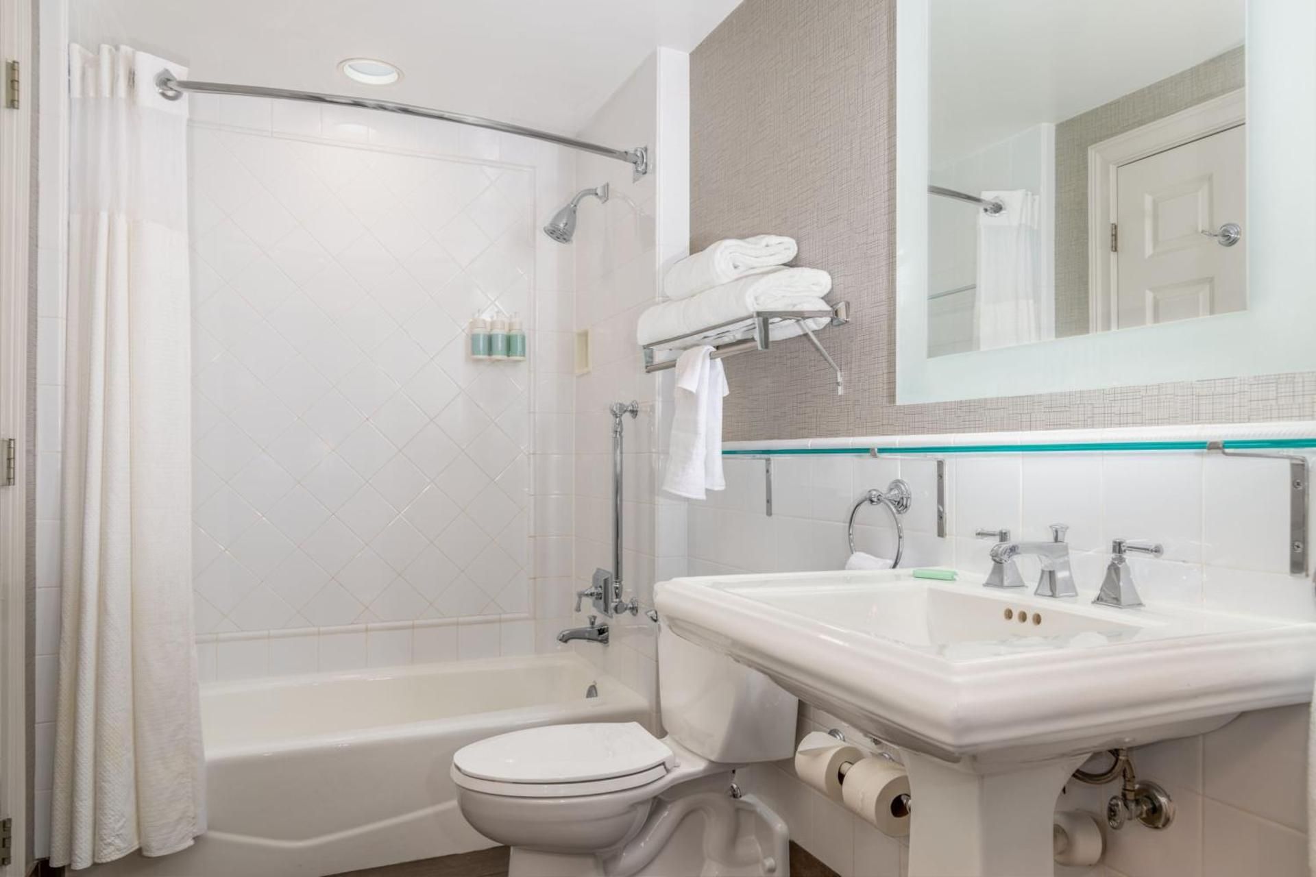King Room with Sofa Bed and Adapted Tub - Mobility Accessible