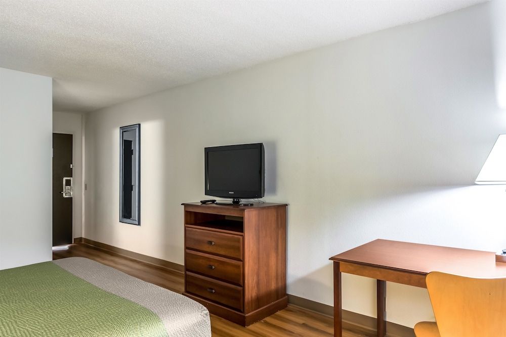 Deluxe Room, 1 Queen Bed, Non Smoking, Refrigerator & Microwave