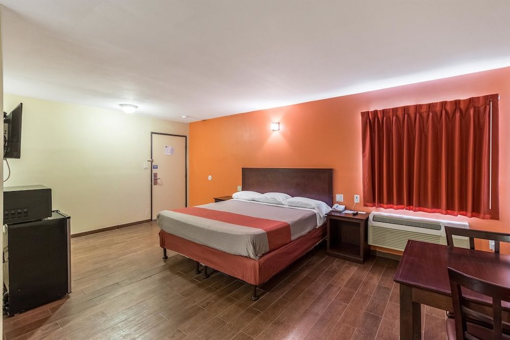 Motel 6 Blythe, CA - South Deluxe Room, 1 King Bed, Non Smoking, Refrigerator & Microwave 6