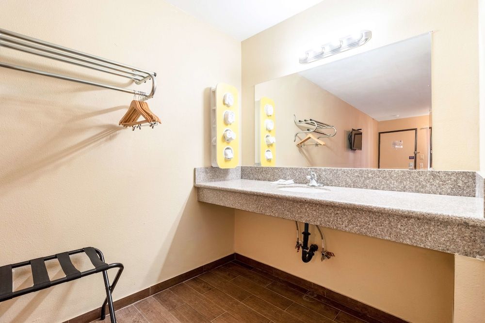 Motel 6 Blythe, CA - South Deluxe Room, 1 Double Bed, Accessible, Non Smoking 7