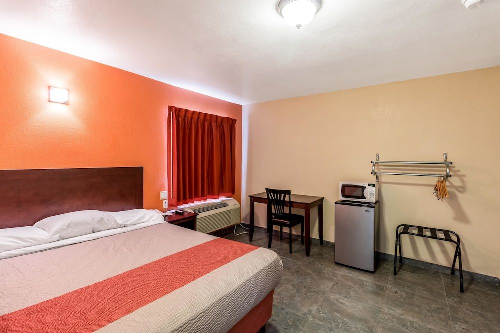 Motel 6 Blythe, CA - South Deluxe Room, 1 Double Bed, Accessible, Non Smoking 2