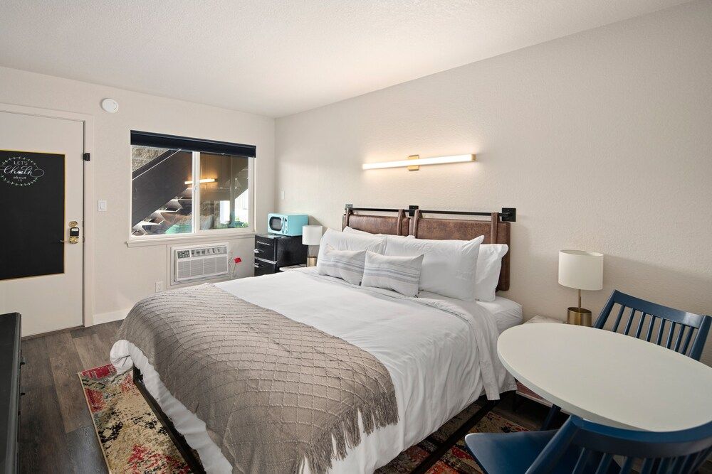 Hotel McCoy - Art, Coffee, Beer, Wine Standard Room, 1 King Bed 6