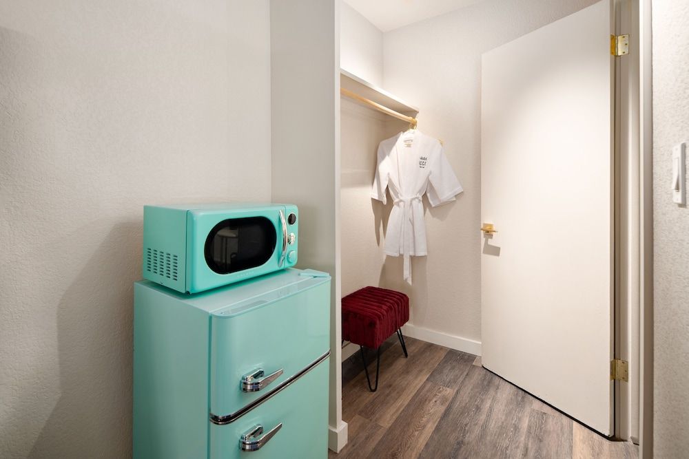 Hotel McCoy - Art, Coffee, Beer, Wine Premium Room, 1 King Bed 7