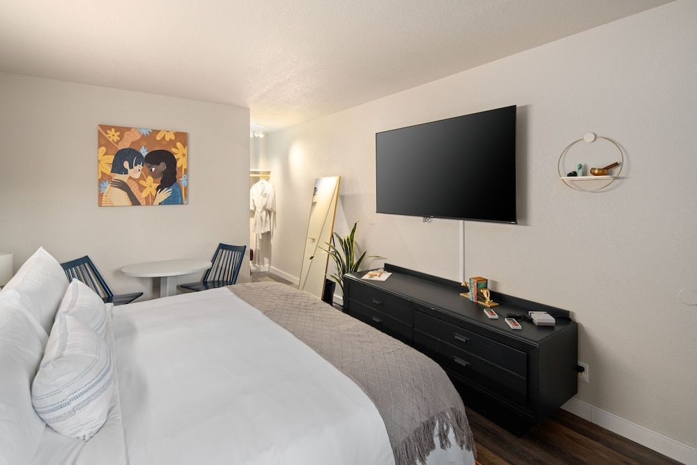 Hotel McCoy - Art, Coffee, Beer, Wine Standard Room, 1 King Bed 3