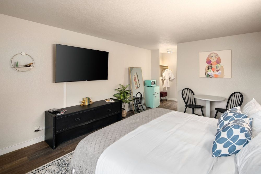 Hotel McCoy - Art, Coffee, Beer, Wine Premium Room, 1 King Bed 5