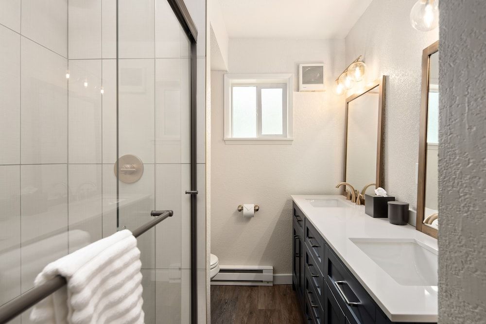 Hotel McCoy - Art, Coffee, Beer, Wine Standard Room, 1 King Bed 7