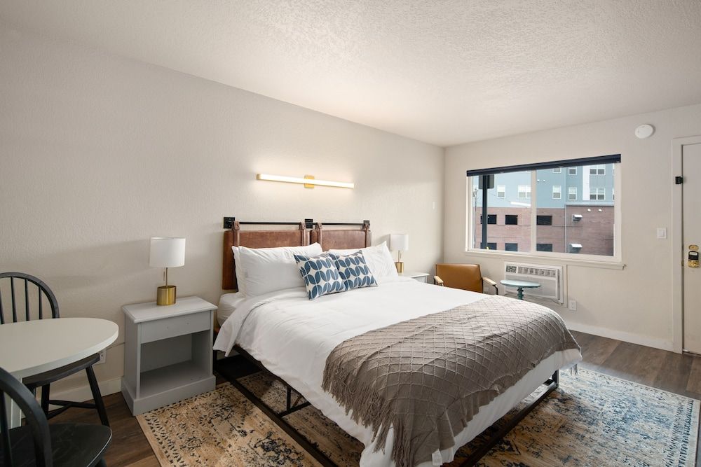 Hotel McCoy - Art, Coffee, Beer, Wine Premium Room, 1 King Bed 6