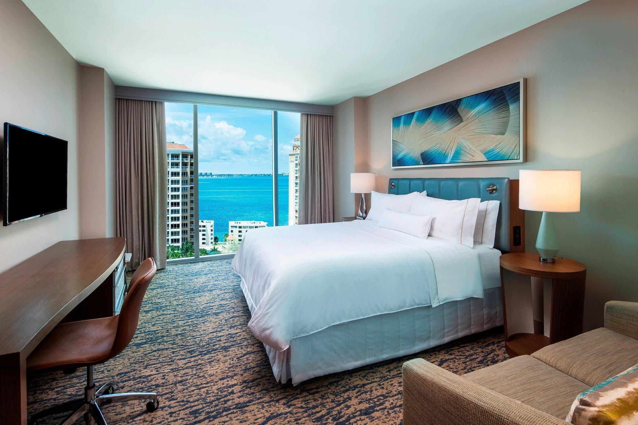 Guest room, 1 King, Partial bay view, Balcony