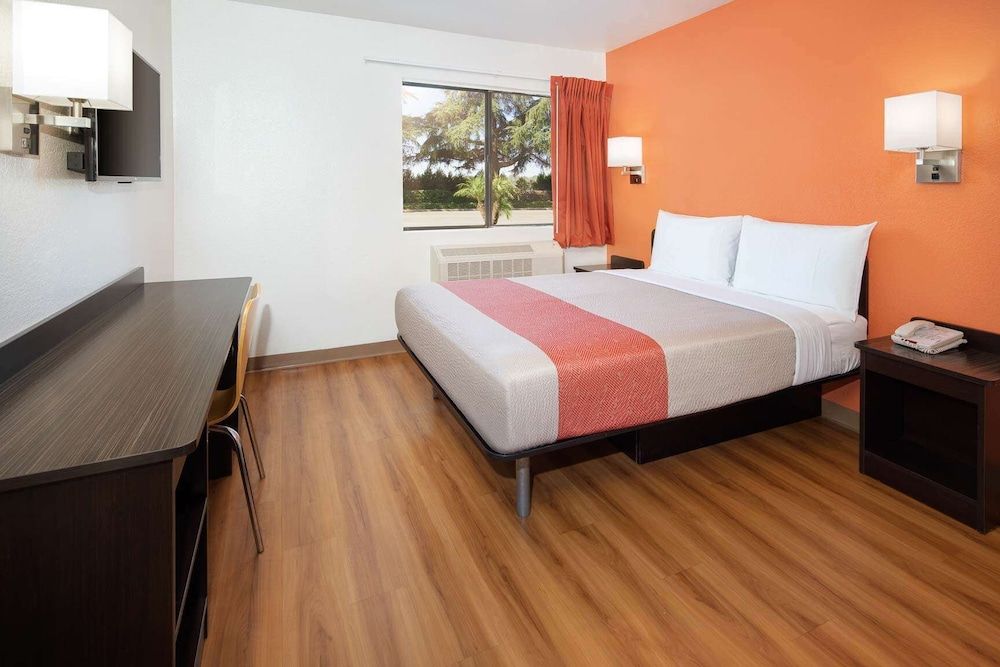 Deluxe Suite, 1 Queen Bed, Non Smoking, Refrigerator & Microwave
