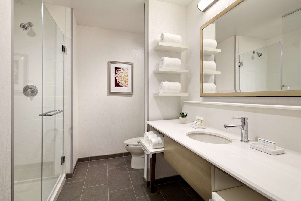 Room, 1 King Bed, Refrigerator, Corner