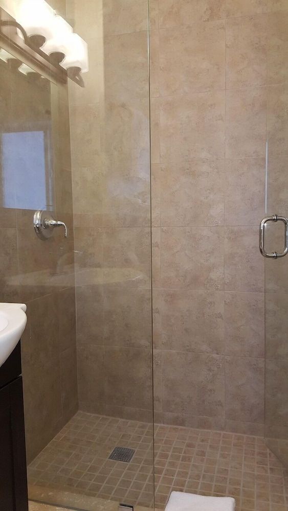 Le Cabanon Motel Traditional Room, 1 King Bed, Pool Access, Mezzanine 10