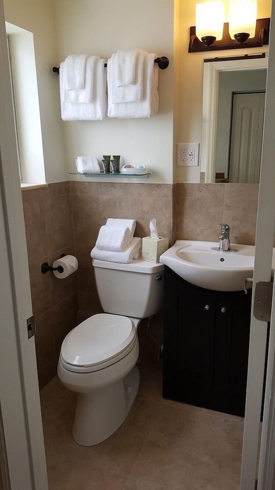 Le Cabanon Motel Traditional Room, 1 King Bed, Pool Access, Mezzanine 9