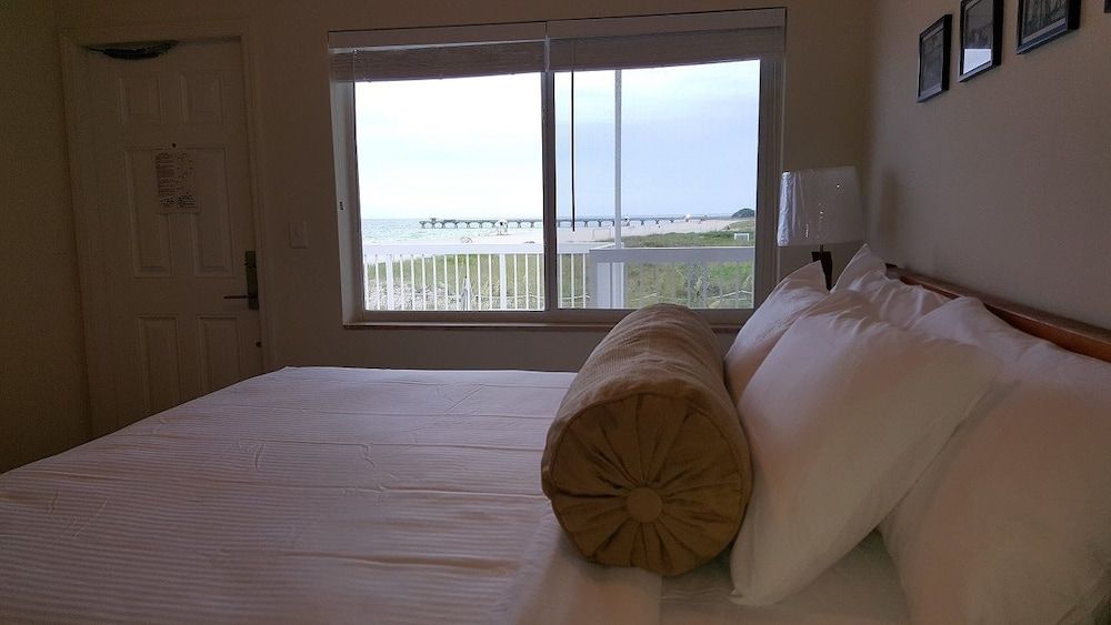 Le Cabanon Motel Traditional Room, 1 King Bed, Pool Access, Mezzanine 3