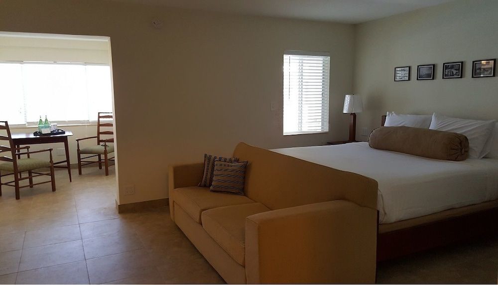 Le Cabanon Motel Deluxe Studio, 1 King Bed, Kitchen, Ground Floor 2