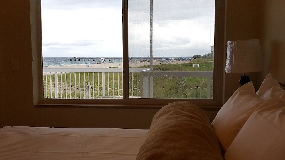 Le Cabanon Motel Traditional Room, 1 King Bed, Pool Access, Mezzanine 6