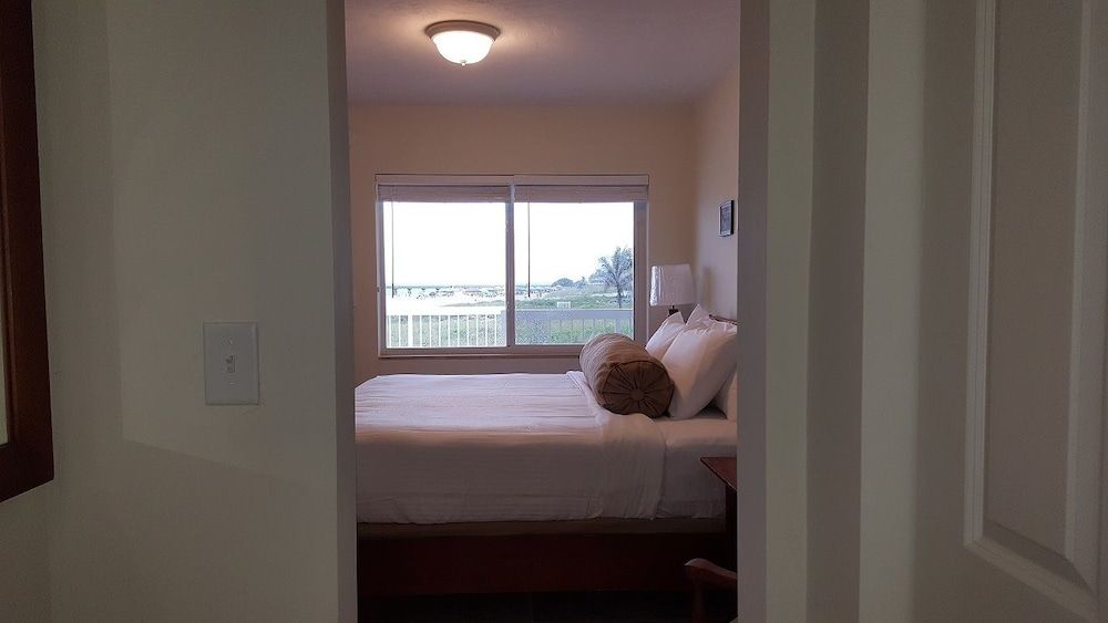 Le Cabanon Motel Traditional Room, 1 King Bed, Pool Access, Mezzanine