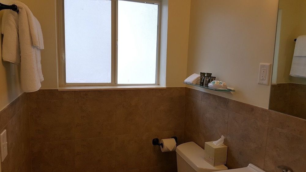 Le Cabanon Motel Traditional Room, 1 King Bed, Pool Access, Mezzanine 8