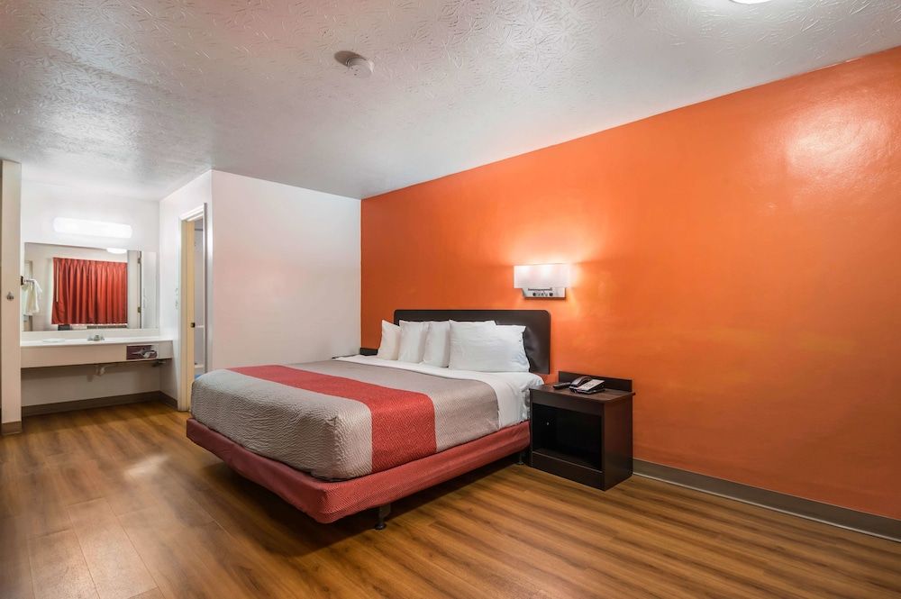 Motel 6 Attalla, AL Deluxe Room, 1 King Bed, Non Smoking, Refrigerator & Microwave 2