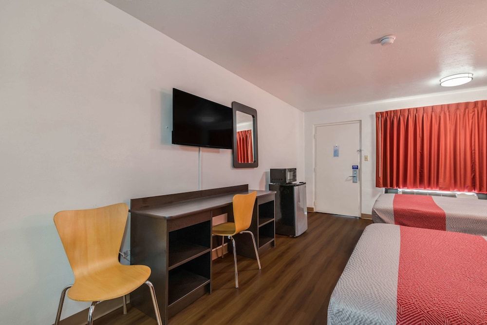 Motel 6 Attalla, AL Deluxe Room, 2 Double Beds, Non Smoking, Refrigerator & Microwave 2