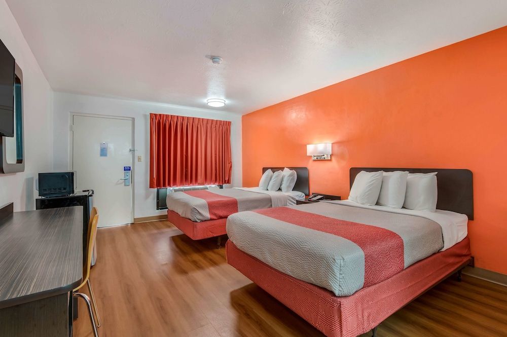 Motel 6 Attalla, AL Deluxe Room, 2 Double Beds, Non Smoking, Refrigerator & Microwave 3