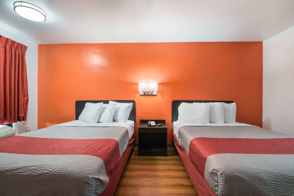 Motel 6 Attalla, AL Deluxe Room, 2 Double Beds, Non Smoking, Refrigerator & Microwave 4