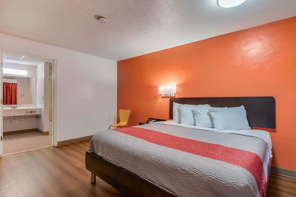 Motel 6 Attalla, AL Deluxe Room, 1 King Bed, Non Smoking, Refrigerator & Microwave 7