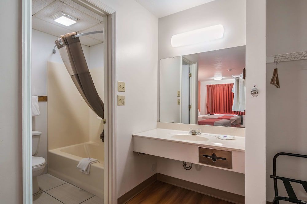 Motel 6 Attalla, AL Deluxe Room, 2 Double Beds, Non Smoking, Refrigerator & Microwave 7