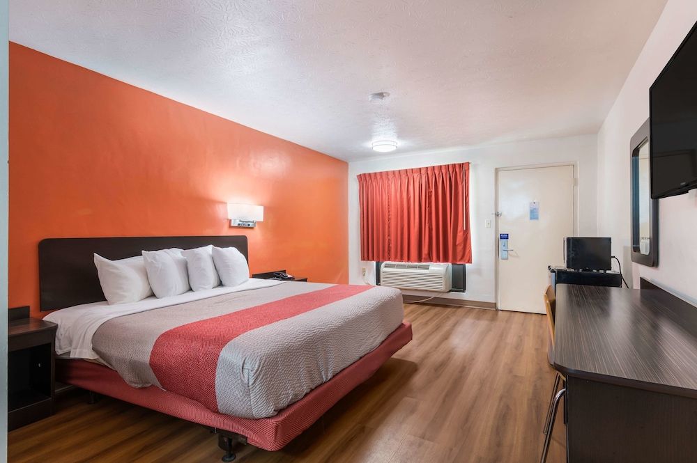 Motel 6 Attalla, AL Deluxe Room, 1 King Bed, Non Smoking, Refrigerator & Microwave 3