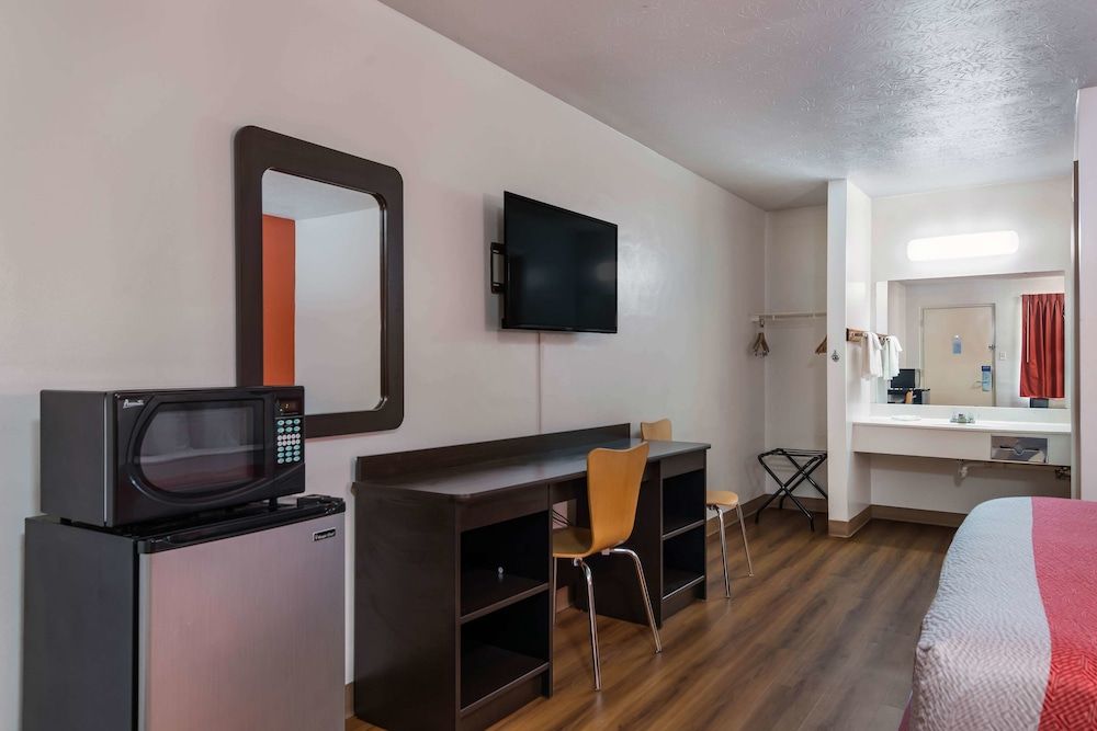 Motel 6 Attalla, AL Deluxe Room, 1 King Bed, Non Smoking, Refrigerator & Microwave 4