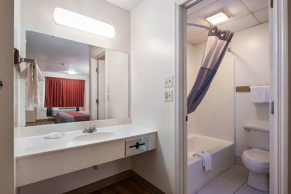 Motel 6 Attalla, AL Deluxe Room, 2 Double Beds, Non Smoking, Refrigerator & Microwave 9