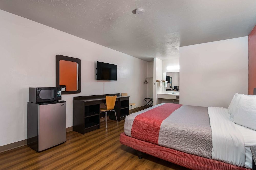 Motel 6 Attalla, AL Deluxe Room, 1 King Bed, Non Smoking, Refrigerator & Microwave 6