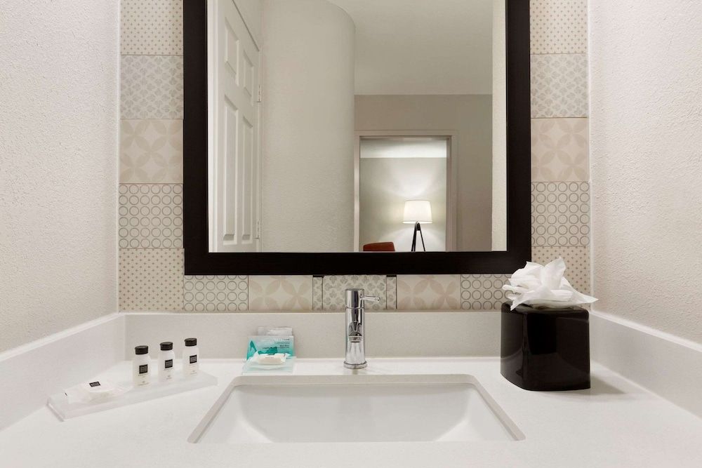 Suite, 1 Bedroom, Accessible, Non Smoking (Roll-in Shower)