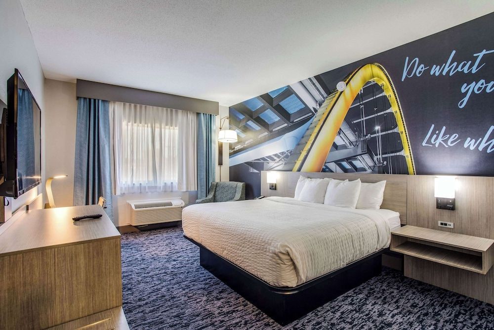 Room, 1 King Bed, Accessible, Non Smoking (Roll-in Shower)
