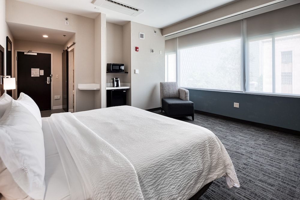 Standard Room, 1 King Bed, Accessible (Comm)