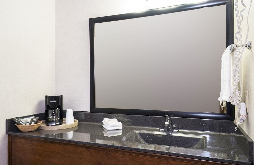 Red Roof Inn Uhrichsville Superior Room, 1 King Bed, Non Smoking 9