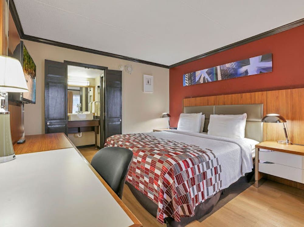 Red Roof Inn Uhrichsville Superior Room, 1 King Bed, Accessible, Non Smoking 3