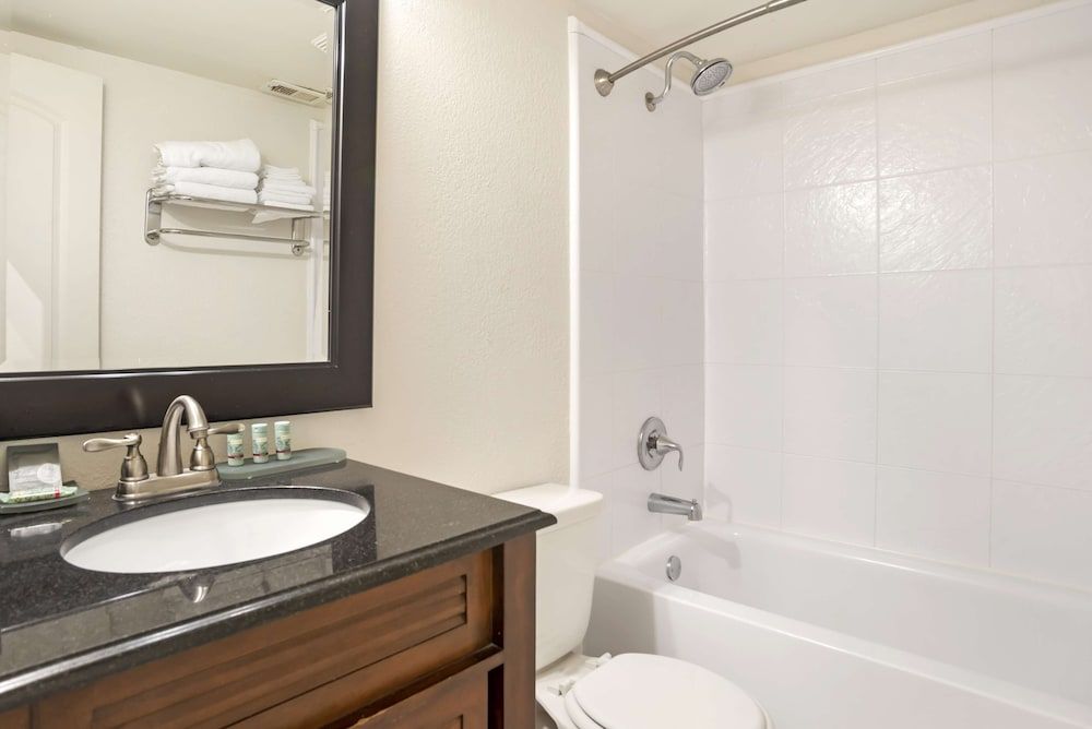 Best Western On The Beach Standard Studio, 1 King Bed, Non Smoking, Kitchenette (Street View) 4