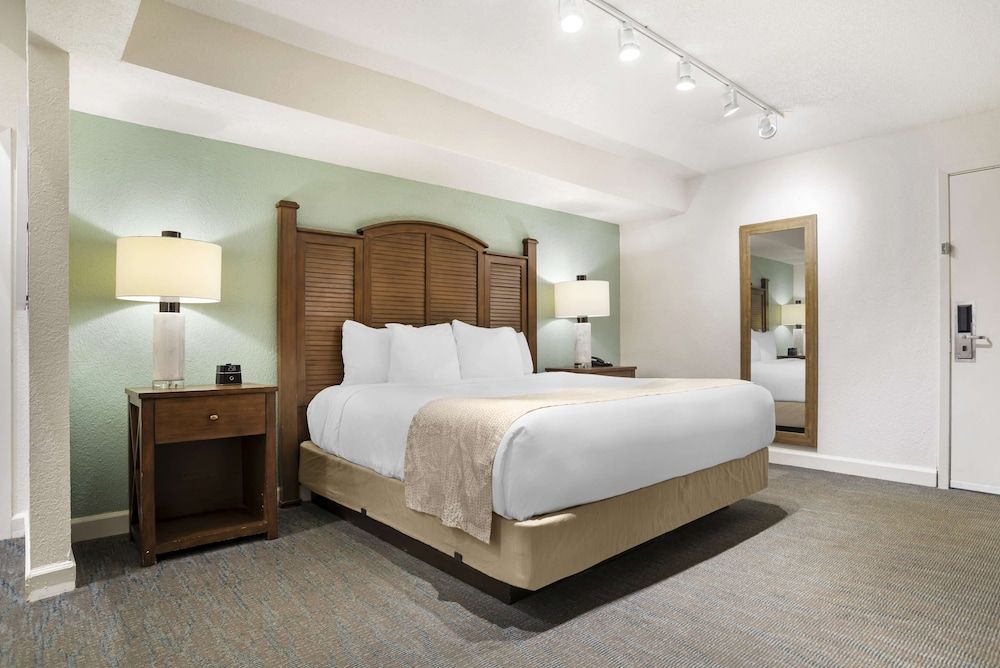 Best Western On The Beach Standard Studio, 1 King Bed, Non Smoking, Kitchenette (Street View) 3