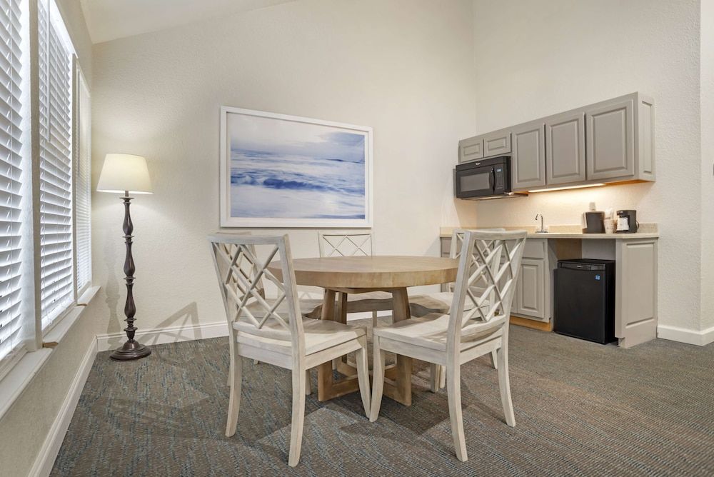 Best Western On The Beach Standard Studio, 1 King Bed, Non Smoking, Kitchenette (Street View) 5