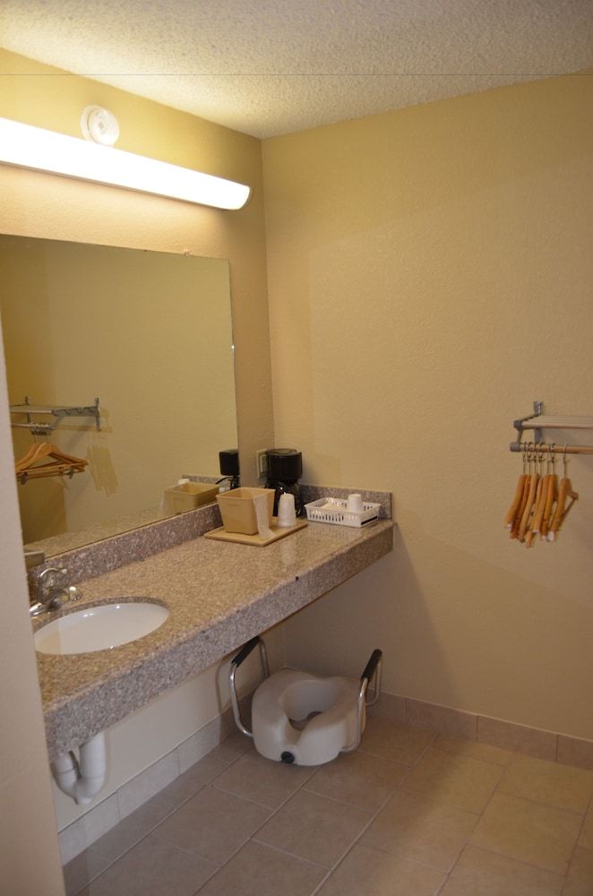 Plaza Inn Big Spring Standard Double Room, 2 Queen Beds, Smoking 5